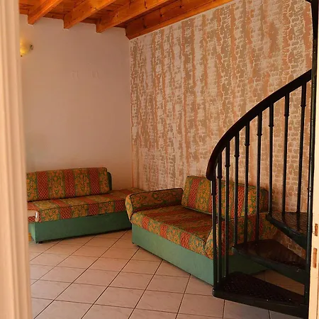 Oula Maisonettes